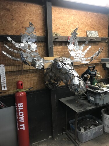 Sculptuur getiteld "Maple Leaf Moose." door Fraser Paterson, Origineel Kunstwerk, Metalen Gemonteerd op Houten paneel