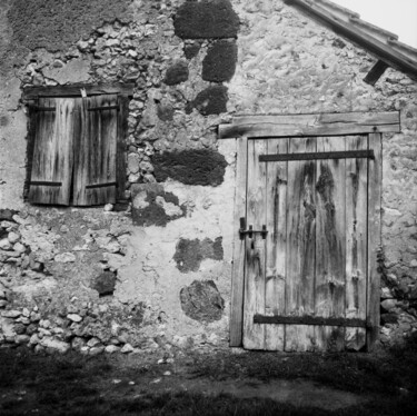 Photographie intitulée "Shutters" par Frédéric Duchesnay, Œuvre d'art originale, Photographie argentique