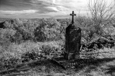 Photographie intitulée "Le calvaire" par Frédéric Duchesnay, Œuvre d'art originale, Photographie argentique