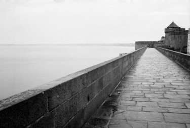 Photography titled "Le mur sur la mer" by Frédéric Duchesnay, Original Artwork, Analog photography
