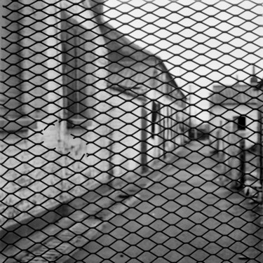 Photographie intitulée "La grille" par Frédéric Duchesnay, Œuvre d'art originale, Photographie argentique