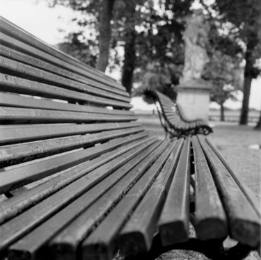 Photographie intitulée "Le banc en bois." par Frédéric Duchesnay, Œuvre d'art originale, Photographie argentique