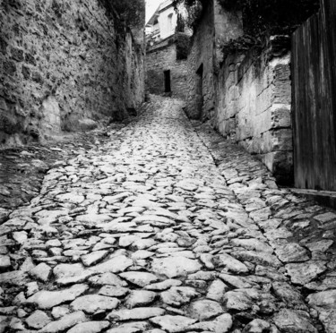 Photographie intitulée "La rue de pierre" par Frédéric Duchesnay, Œuvre d'art originale, Photographie argentique