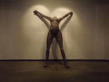 Sculpture intitulée "Celle qui a bravé l…" par Freddy Tsimba, Œuvre d'art originale