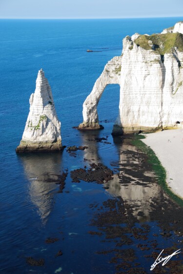 Photography titled "Etretat - Falaise d…" by Frederic Tomás (fred tomás), Original Artwork, Digital Photography Mounted on A…