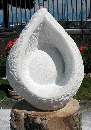 Skulptur mit dem Titel "Gravité" von Gilbert Frizon, Original-Kunstwerk, Stein