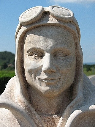 Sculpture intitulée "Mermoz détail" par Gilbert Frizon, Œuvre d'art originale, Pierre