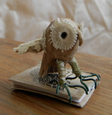 Скульптура под названием "owlet" - Marta Fae, Подлинное произведение искусства, Бумага