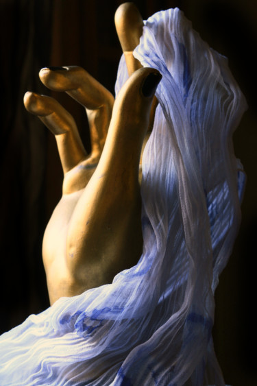 Photographie intitulée "The golden hand 2" par Gabriel Cotelle, Œuvre d'art originale, Photographie numérique