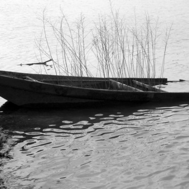 Fotografia intitolato "La barque abandonnée" da Gabriel Cotelle, Opera d'arte originale, Fotografia digitale