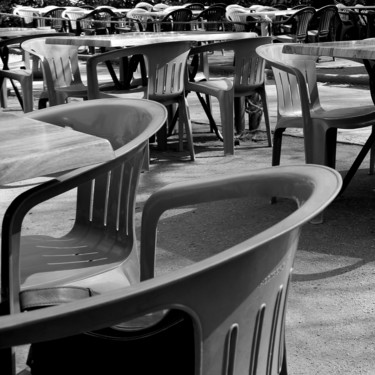 La terrasse abandonnée Photographie intitulée "La terrasse abandon…" par Gabriel Cotelle, Œuvre d'art originale, Photographie numérique