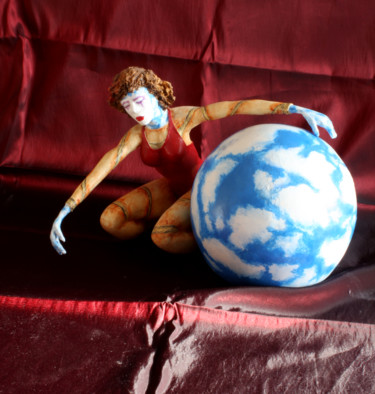 Skulptur mit dem Titel "et le monde bleu.jpg" von Gabriel Casas, Original-Kunstwerk, Papier maché