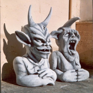 Scultura intitolato "mostri in polistiro…" da Gabriele Magrì, Opera d'arte originale