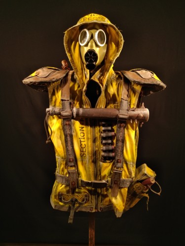 Sculpture intitulée ""Yellow Jacket" man…" par Igor Gadreaud (Gad the Brand), Œuvre d'art originale, Cuir