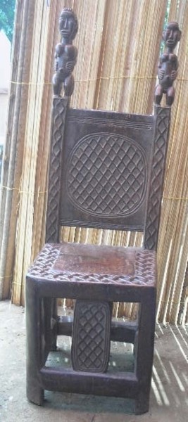 Artisanat intitulée "chaise.jpg" par Adidja Manjia, Œuvre d'art originale, Meuble