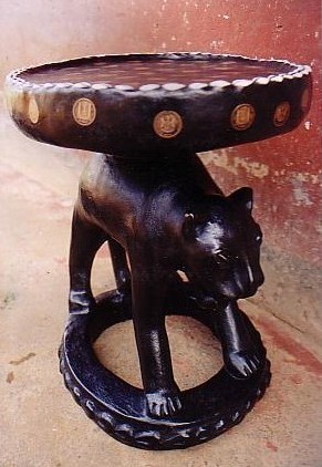 Sculpture intitulée "Tabouret lion.jpg" par Adidja Manjia, Œuvre d'art originale, Bois