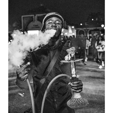 Fotografia intitulada "Homme qui fume" por Garett Strang, Obras de arte originais, Fotografia Não Manipulada
