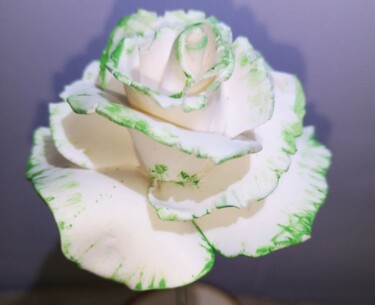 Sculpture intitulée "Rose verte et poudr…" par Gas, Œuvre d'art originale, Pâte polymère