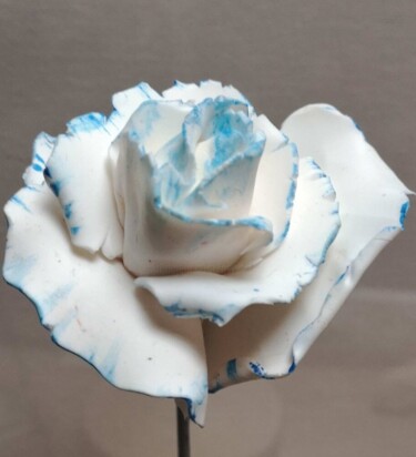 Sculpture titled "Rose bleue aux pigm…" by Gas, Original Artwork, Polymer clay