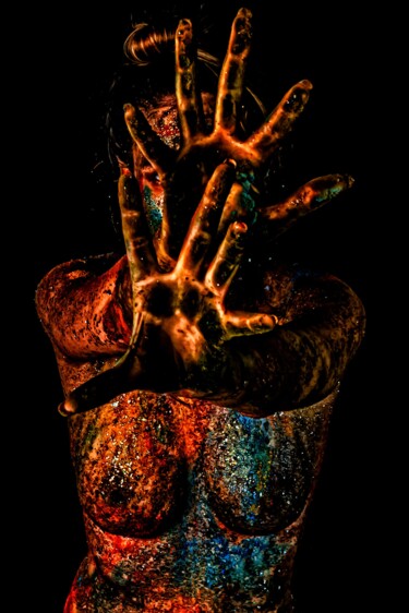 摄影 标题为“Behind these hands” 由Gelu Stanculescu, 原创艺术品, 数码摄影