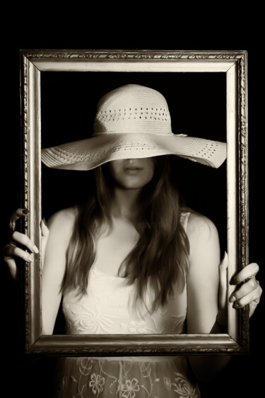 Photographie intitulée "Framed beauty 50x70…" par Gelu Stanculescu, Œuvre d'art originale, Photographie numérique