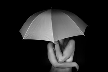 Fotografie getiteld "Under the umbrella" door Gelu Stanculescu, Origineel Kunstwerk, Digitale fotografie