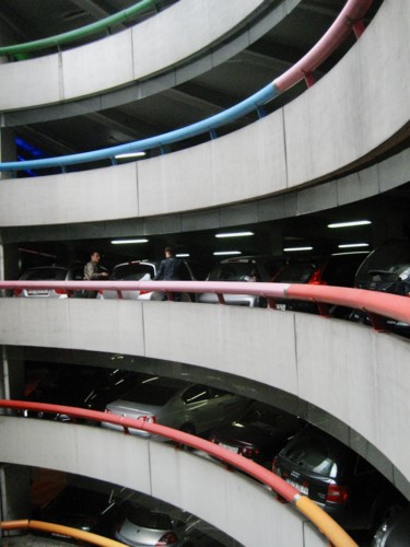 Photographie intitulée "Annecy, le parking…" par Geneviève Baud Caizergues, Œuvre d'art originale, Photographie numérique