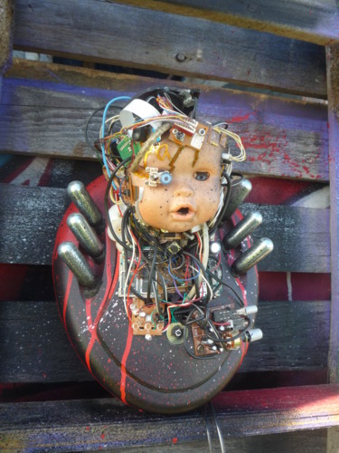 Sculptuur getiteld "baby face" door Genr, Origineel Kunstwerk, Mixed Media