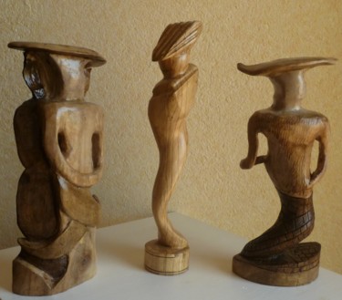 Sculpture titled "Trois reines et une…" by Yerry, Original Artwork, Wood