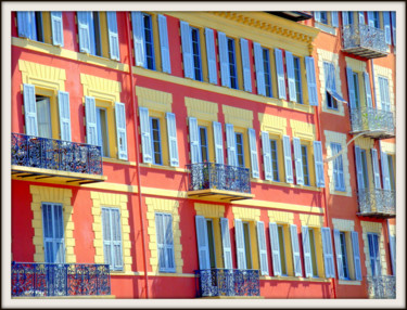 Photographie intitulée "Nice -les façades" par Gérald Guillotte, Œuvre d'art originale