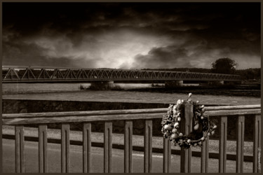 Photography titled "LE PONT" by Gérard Bertrand, Original Artwork, Manipulated Photography