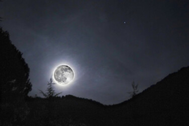Fotografie getiteld "Lune fantasque" door Gerard Jeanjean, Origineel Kunstwerk, Digitale fotografie