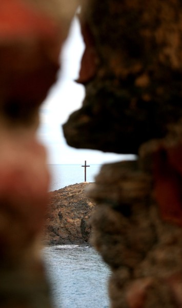 Photographie intitulée "la croix des rempar…" par Gerard Jeanjean, Œuvre d'art originale