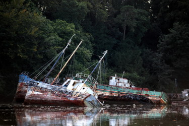 Photographie intitulée "vieux bateaux" par Gerard Jeanjean, Œuvre d'art originale