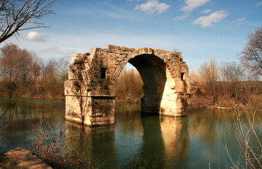 Photographie intitulée "le vieux pont romain" par Gerard Jeanjean, Œuvre d'art originale