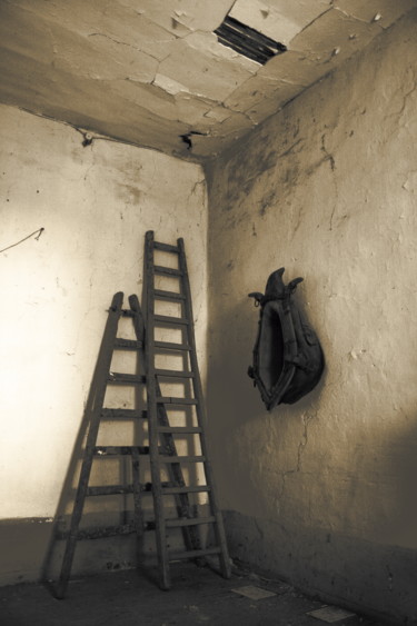 Photographie intitulée "le grenier abandonné" par Gerard Jeanjean, Œuvre d'art originale