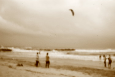 Photographie intitulée "jeux de plage" par Gerard Jeanjean, Œuvre d'art originale