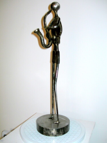 Скульптура под названием "WOMAN IN JAZZ SAXOP…" - Gerard Lami, Подлинное произведение искусства, Металлы