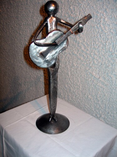 Escultura intitulada "LA GUITARE DANS LE…" por Gerard Lami, Obras de arte originais, Metais