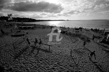 Photographie intitulée "jeux-de-plage.jpg" par Gérard Vouillon, Œuvre d'art originale