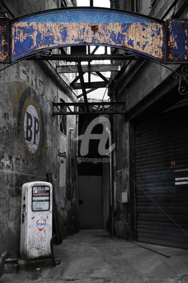 Photographie intitulée "Blue-station" par Gérard Vouillon, Œuvre d'art originale