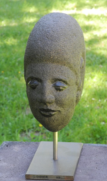 Skulptur mit dem Titel "TETE BASALTE" von Gérard Didier, Original-Kunstwerk, Stein