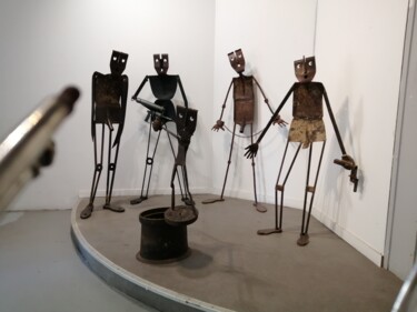 Skulptur mit dem Titel "Face à la crise" von Gerardo De Pablo, Original-Kunstwerk, Metalle