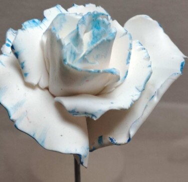 Sculpture titled "Rose bleue aux pigm…" by Gervaise Accart Sanier (GAS), Original Artwork, Polymer clay