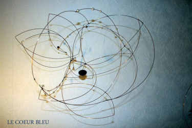 Sculpture intitulée "Le cœur bleu,  mobi…" par Ghislaine Batteur, Œuvre d'art originale, Métaux