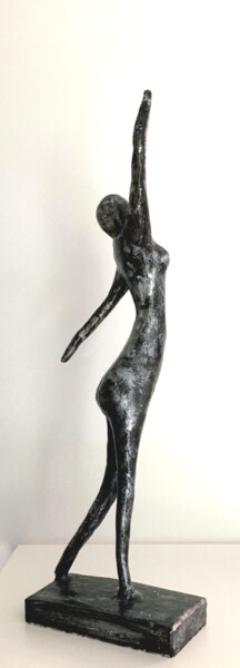 Sculpture titled "Imparfaite" by Ghyslaine Leonelli, Original Artwork, Paper maché