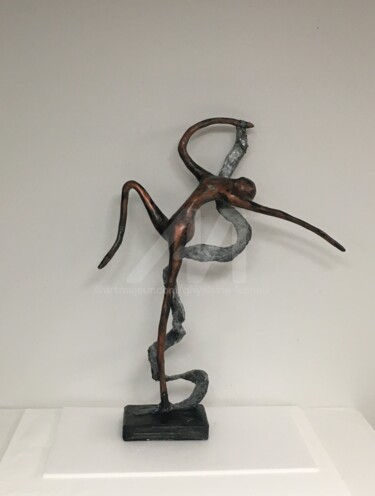 La valse du ruban Sculpture intitulée "La valse du ruban" par Ghyslaine Leonelli, Œuvre d'art originale, Résine