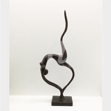 Скульптура под названием "Slender body" - Ghyslaine Leonelli, Подлинное произведение искусства, Смола