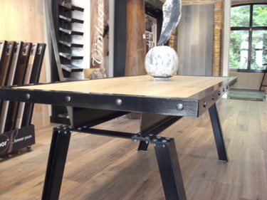 Design intitulée "table industrielle…" par Laurent Giancani, Œuvre d'art originale, Accessoires