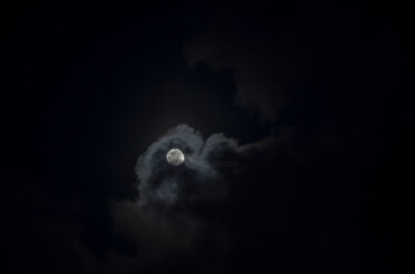 Fotografia intitolato "la luna dietro le n…" da Giancarlo Biscardi, Opera d'arte originale, Fotografia digitale